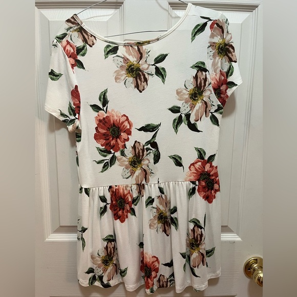 Flower print small top with gathered waist detail. - Picture 2 of 4